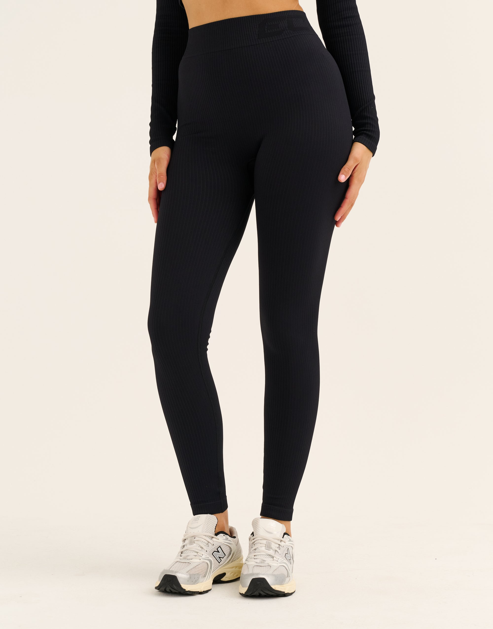 Arise Comfort Mid-Waist Leggings - Stealth Black